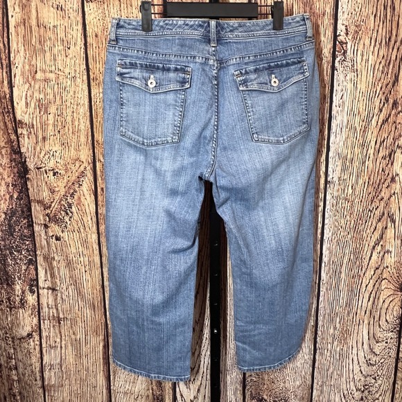 Chico's Platinum Denim Capri Pants Women's Size 2 Blue Faded Pockets Cropped - Picture 2 of 11